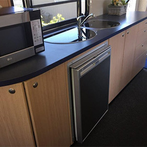 Bargain Deluxe Motorhome – 4-6 Berth -sink