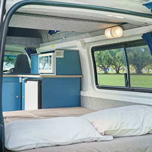 camperman-maxie-hightop-campervan-3-berth-bed-rear-door-open