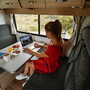 cruisin-adventurer-4-berth-interior-table