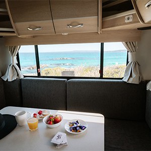 cruisin-adventurer-4-berth-interior5