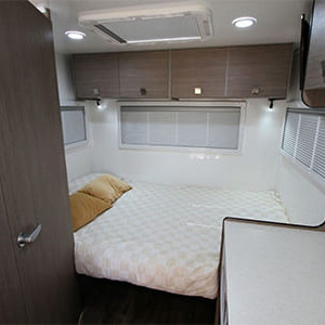 LR Deluxe Motorhome – 6 Berth-bed (2)