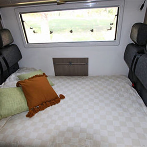 LR Deluxe Motorhome – 6 Berth-bed