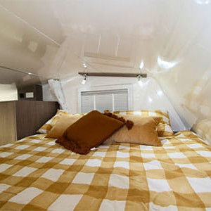 LR Deluxe Motorhome – 6 Berth-upper-bed